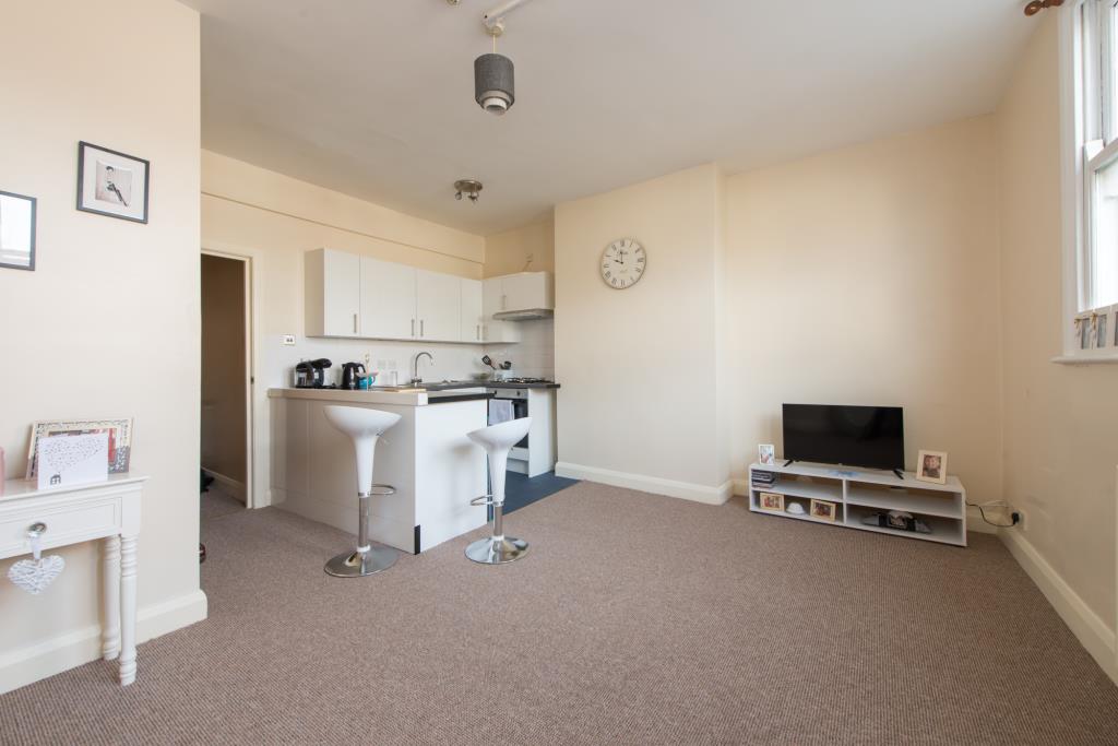 Lot: 132 - MIXED USE INVESTMENT TWO SHOPS AND FOUR FLATS - Flat one living room and kitchen